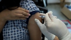 Pemerintah bersama pihak swasta terus menggenjot program vaksinasi COVID guna tercapai herd immunity. Seperti ini salah satunya.