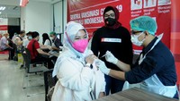 Chief Marketing Officer Generali Indonesia Vivin Arbianti Gautama meninjau vaksinasi dosis ke-2 di Sentra Vaksinasi Generali Indonesia di Jakarta, Kamis (12/8). 