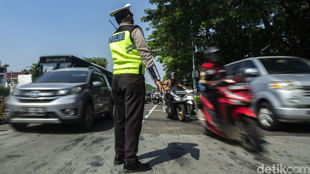 Hari Ini Ganjil Genap Kembali Diberlakukan di Jakarta Kebijakan pembatasan kendaraan dengan sistem ganjil genap diterapkan lagi di Jakarta pada hari ini, Kamis (12/8). Pemberlakuan ganjil genap mulai pukul 06.00 WIB-20.00 WIB.