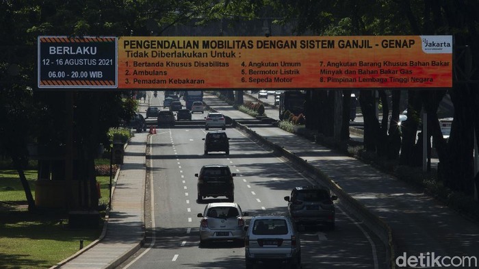 Kebijakan pembatasan kendaraan dengan sistem ganjil genap diterapkan lagi di Jakarta pada hari ini, Kamis (12/8). Pemberlakuan ganjil genap mulai pukul 06.00 WIB-20.00 WIB.