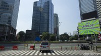 Seperti diketahui, mulai hari ini ganjil-genap diterapkan di Jakarta untuk mengurangi mobilitas warga. Ada delapan ruas jalan yang diterapkan ganjil-genap.