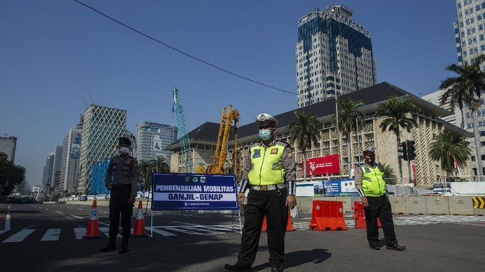 Kebijakan pembatasan kendaraan dengan sistem ganjil genap diterapkan lagi di Jakarta pada hari ini, Kamis (12/8). Pemberlakuan ganjil genap mulai pukul 06.00 WIB-20.00 WIB.