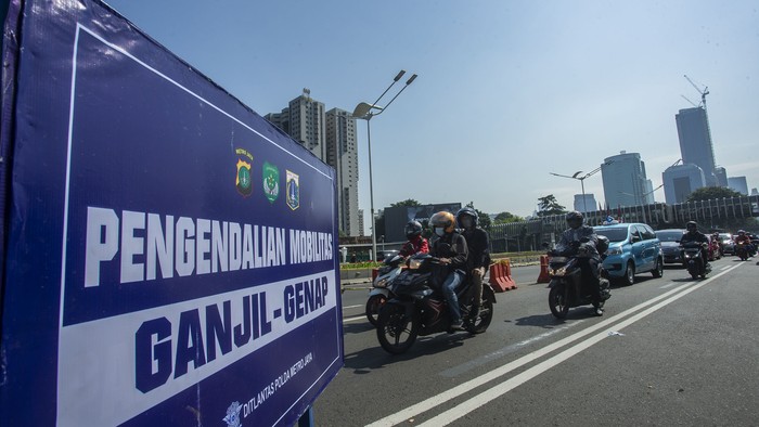 Kebijakan pembatasan kendaraan dengan sistem ganjil genap diterapkan lagi di Jakarta pada hari ini, Kamis (12/8). Pemberlakuan ganjil genap mulai pukul 06.00 WIB-20.00 WIB.