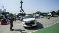 Hari ini merupakan tanggal genap. Jadi kendaraan yang bernopol ganjil dilarang melintas.