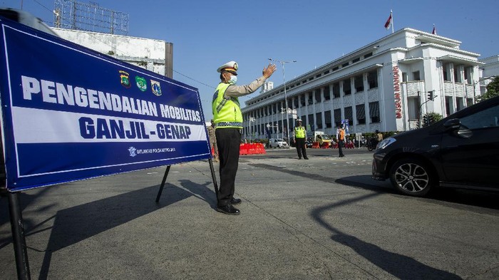 Kebijakan pembatasan kendaraan dengan sistem ganjil genap diterapkan lagi di Jakarta pada hari ini, Kamis (12/8). Pemberlakuan ganjil genap mulai pukul 06.00 WIB-20.00 WIB.