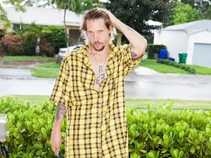 Stylist Rapper Post Malone Rilis Koleksi Dress Khusus Buat Pria