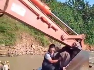 Imbas Jembatan Putus, Ibu dan Bayi di Lebak Diangkut Ekskavator