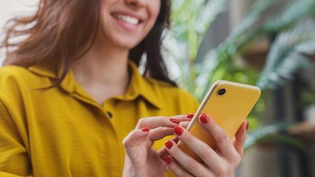 Biasanya HP yang dimiliki berkualitas terbaik, dan terkadang punya lebih dari satu smartphone nih. Foto: Getty Images/iStockphoto/Inside Creative House