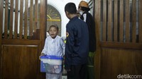 Petugas DKM Masjid membagikan bantuan sosial berupa sembako di Masjid At Taibin, Senen, Jakarta.