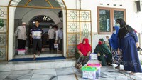 Selain sembako, bantuan berupa uang tunai juga diberikan kepada warga yang terdampak COVID-19.