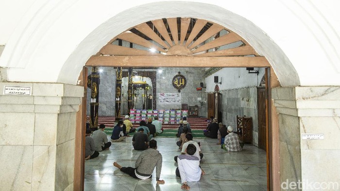 Bantuan demi bantuan disalurkan kepada warga yang terdampak pandemi. Kini bantuan juga didistribusikan melalui masjid dan musala-musala di Kelurahan Senen, Jakarta.
