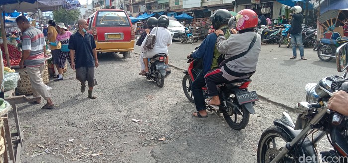 Jalan Arif Rahman Hakim, Medan, tepat di depan Pasar Sukaramai rusak parah. Warga meminta Walkot Medan Bobby Nasution untuk bertindak memperbaiki jalan ini. (Ahmad Arfah/detikcom)