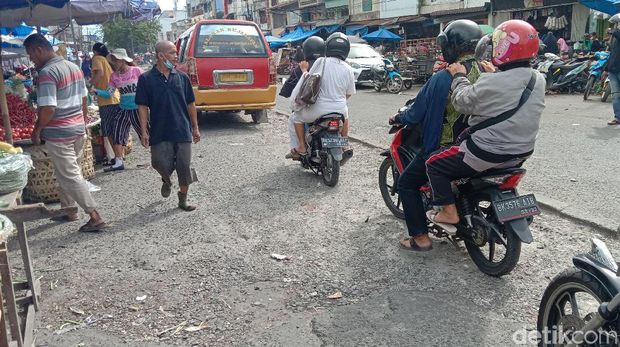 Jalan Arif Rahman Hakim, Medan, tepat di depan Pasar Sukaramai rusak parah. Warga meminta Walkot Medan Bobby Nasution untuk bertindak memperbaiki jalan ini. (Ahmad Arfah/detikcom)