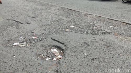 Jalan Arif Rahman Hakim, Medan, tepat di depan Pasar Sukaramai rusak parah. Warga meminta Walkot Medan Bobby Nasution untuk bertindak memperbaiki jalan ini. (Ahmad Arfah/detikcom)
