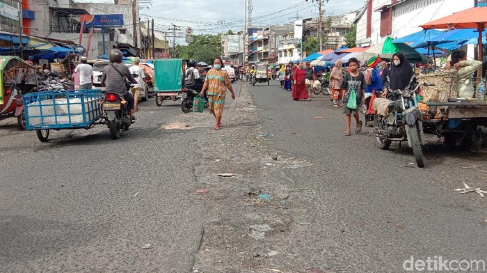 Jalan Arif Rahman Hakim, Medan, tepat di depan Pasar Sukaramai rusak parah. Warga meminta Walkot Medan Bobby Nasution untuk bertindak memperbaiki jalan ini. (Ahmad Arfah/detikcom)