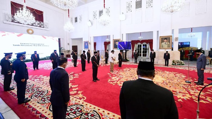 Presiden Jokowi menganugerahi ratusan tokoh tanda kehormatan. Tanda kehormatan yang diberikan mulai Bintang Mahaputera Adipradana hingga Bintang Jasa Utama.