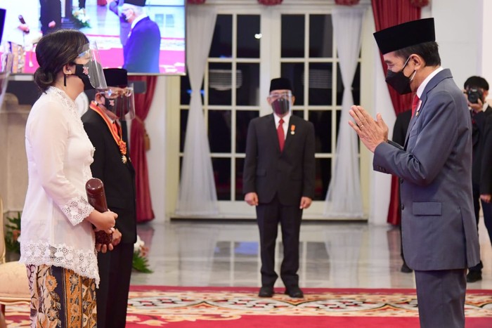 Presiden Jokowi menganugerahi ratusan tokoh tanda kehormatan. Tanda kehormatan yang diberikan mulai Bintang Mahaputera Adipradana hingga Bintang Jasa Utama.