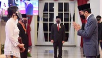 Ada 355 tokoh yang dianugerahi tanda kehormatan, salah satunya almarhum Artidjo Alkostar yang dianugerahi Bintang Mahaputera Adipradana.
