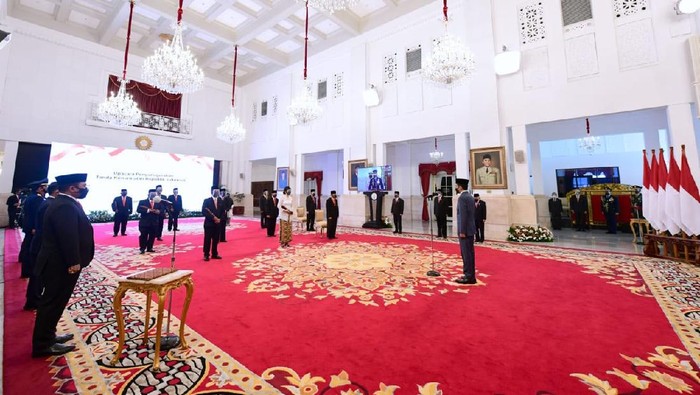 Presiden Jokowi menganugerahi ratusan tokoh tanda kehormatan. Tanda kehormatan yang diberikan mulai Bintang Mahaputera Adipradana hingga Bintang Jasa Utama.