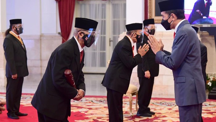 Presiden Jokowi menganugerahi ratusan tokoh tanda kehormatan. Tanda kehormatan yang diberikan mulai Bintang Mahaputera Adipradana hingga Bintang Jasa Utama.