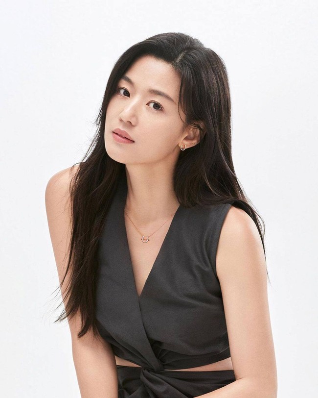 Jun Ji Hyun menikahi seorang pengusaha Choi Joon Hyuk di umur 31 tahun. Dia menjadi aktris Korea dengan bayaran termahal yang mendapat Rp 38,2 miliaran per episode saat membintangi drama Korea Jirisan. Foto: dok. Stonehenge