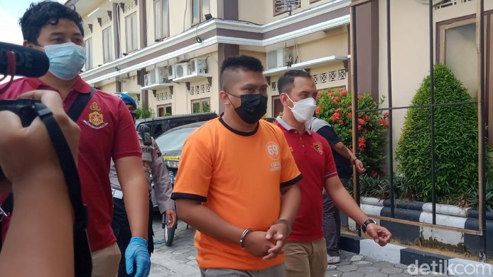 Kades Bendo, Kecamatan Pedan Naomy Yanuardo saat di Mapolres Klaten, Kamis (12/8/2021)
