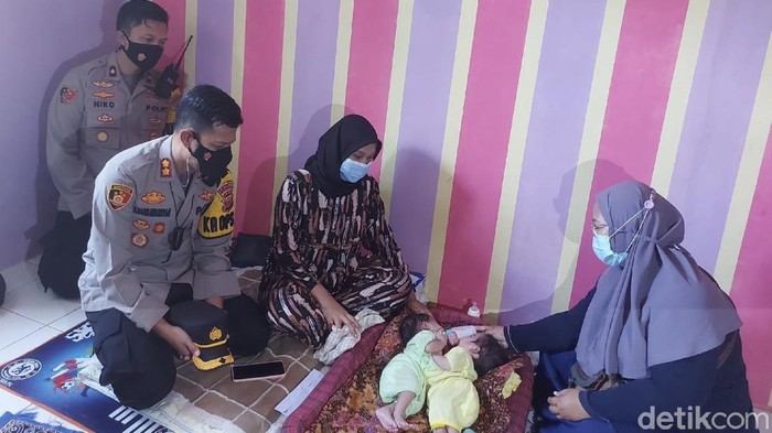Kapolres Sukabumi memberikan santunan untuk bayi kembar siam