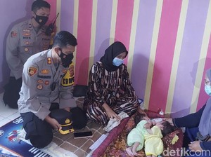Sambangi Kediaman Bayi Kembar Siam, Kapolres Sukabumi Serahkan Santunan