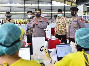 Kapolri Tinjau Sentra Vaksinasi di UI: Bersatu Lawan COVID