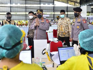 Kapolri Tinjau Sentra Vaksinasi di UI: Bersatu Lawan COVID