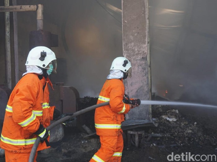 Sebuah industri rumahan minyak kelapa di Desa Parengan, Kecamatan Jetis, Kabupaten Mojokerto ludes Terbakar. Empat mobil pemadam kebakaran (PMK) dikerahkan ke lokasi untuk memadamkan api.