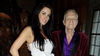 Kerri pun sempat menjadi Playmates dan tinggal di mansion mewah milik Hugh Hefner. Dok. Instagram/kerrieparkerstuns