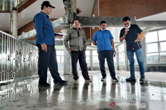 Ketua Pansus Dapil X DPR Aceh Fuadri bersama anggota Teuku Raja Keumangan dan Edi Kamal mendengarkan penjelasan dari pejabat teknis terkait temuan bocornya Masjid Universitas Teuku Umar (UTU) Meulaboh (ANTARA/Teuku Dedi Iskandar)