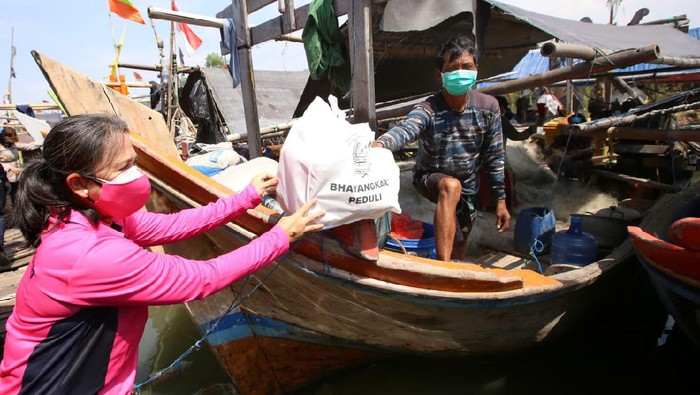 Ketua Umum Bhayangkari Juliati Sigit Prabowo bagikan bansos di kampung nelayan. Muara Angke, Jakut