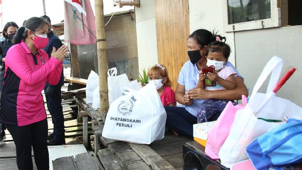 Ketua Umum Bhayangkari Juliati Sigit Prabowo bagikan bansos di kampung nelayan. Muara Angke, Jakut