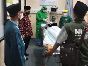 Khofifah Doakan Ketum MUI KH Miftachul Akhyar Pulih-Sehat Usai Kecelakaan