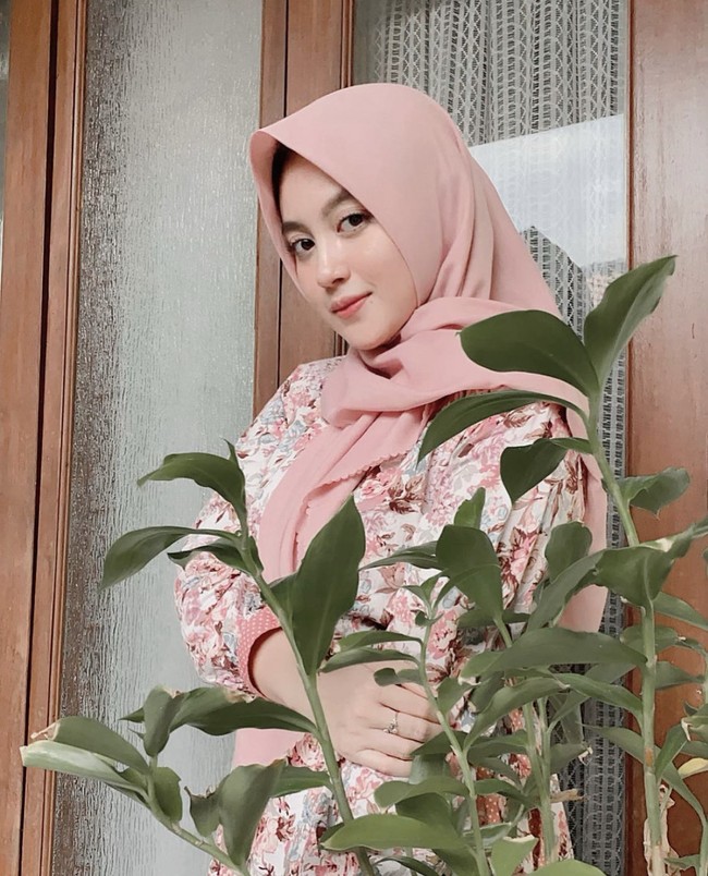Nabilah Ayu eks JKT 48 mantap berhijab karena pandemi Corona. Hatinya mulai terketuk saat membaca Al-Quran dan langsung menangis. Ia pun meminta agar diberikan perlindungan dan menjadi manusia yang lebih baik lagi.  Foto: Dok. Instagram @nblh.ayu.