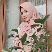 Nabilah Ayu eks JKT 48 mantap berhijab karena pandemi Corona. Hatinya mulai terketuk saat membaca Al-Quran dan langsung menangis. Ia pun meminta agar diberikan perlindungan dan menjadi manusia yang lebih baik lagi.  Foto: Dok. Instagram @nblh.ayu.