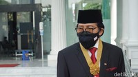 Komisaris Transmedia Ishadi SK dianugerahi Tanda Kehormatan oleh Presiden Joko Widodo (Jokowi). Ishadi SK dianugerahi Tanda Kehormatan Bintang Jasa Utama. Ishadi SK merupakan seorang wartawan senior dan pakar televisi di Indonesia. Kanavino/detikcom  