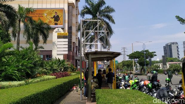 Kondisi halte depan Metro dekat STC Senayan, dipenuhi ojol mangkal sembarangan. 12 Agustus 2021. (Athika Rahma/detikcom)