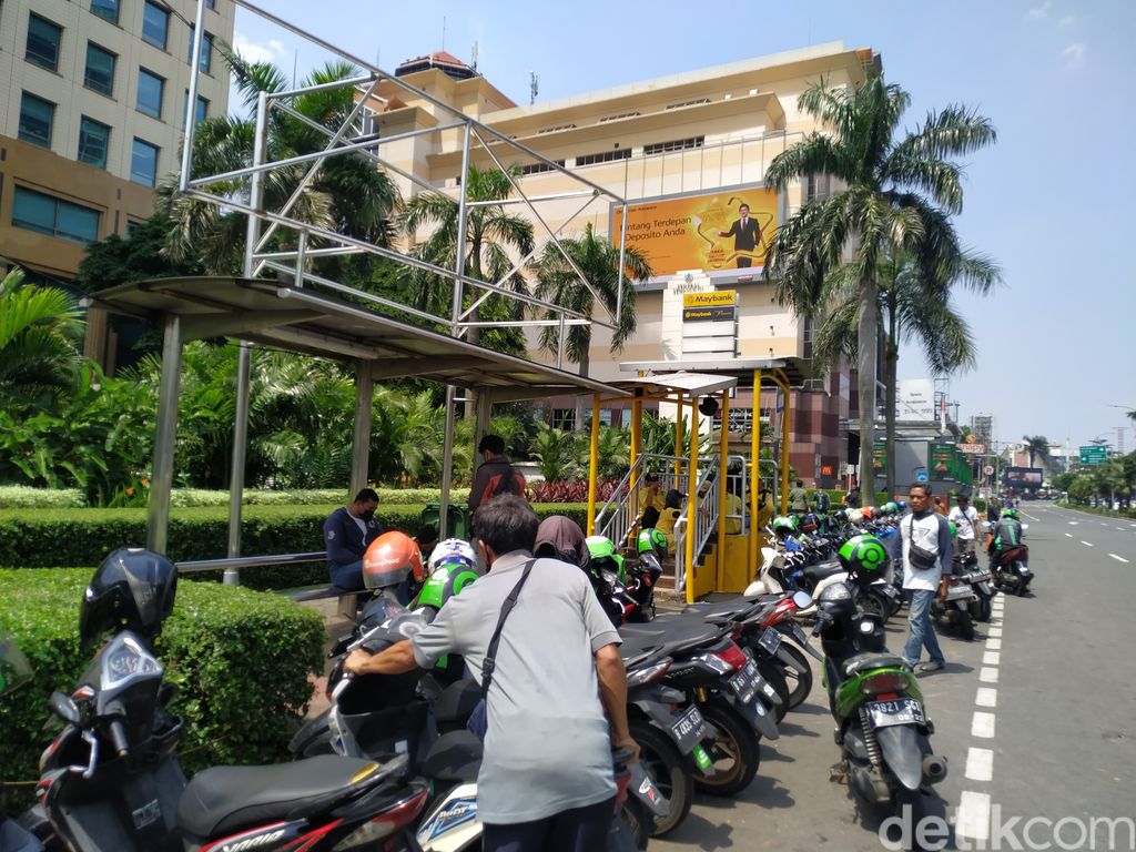Kondisi halte depan Metro dekat STC Senayan, dipenuhi ojol mangkal sembarangan. 12 Agustus 2021. (Athika Rahma/detikcom)