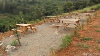 Di sana-sini juga masih dalam tahap pembenahan, di antaranya pembuatan jalan hingga kursi dan meja taman. Nantinya traveler bisa dikunjungi untuk sekedar mencari oksigen segar. 