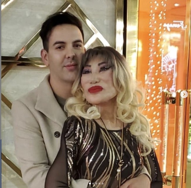 Pria 29 tahun yang menjadi kekasih Lyn May diketahui bernama Markos D1. Dia merupakan seorang musisi. Tidak diketaui sejak kapan May dan Markos menjalin asmara. Markos D1 sendiri tidak mengunggah kabar kehamilan Lyn May di akun Instagramnya. Namun dia menampilkan foto mesranya dengan sang aktris yang populer pada tahun 70 dan 80-an itu. Markos hanya menulis hashtag 2019 pada unggahannya. Diduga pada tahun itulah dia mengenal May dan kemudian menjalin hubungan cinta. Foto: Dok. Instagram @ lyn_may_