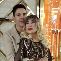 Pria 29 tahun yang menjadi kekasih Lyn May diketahui bernama Markos D1. Dia merupakan seorang musisi. Tidak diketaui sejak kapan May dan Markos menjalin asmara. Markos D1 sendiri tidak mengunggah kabar kehamilan Lyn May di akun Instagramnya. Namun dia menampilkan foto mesranya dengan sang aktris yang populer pada tahun 70 dan 80-an itu. Markos hanya menulis hashtag 2019 pada unggahannya. Diduga pada tahun itulah dia mengenal May dan kemudian menjalin hubungan cinta. Foto: Dok. Instagram @ lyn_may_