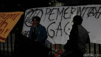 Dalam aksi itu mereka mengkritik kebijakan pemerintah pusat dalam penanganan pandemi COVID-19.