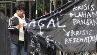 Salah seorang peserta aksi memasang spanduk bertuliskan spanduk Jokowi Gagal. Di samping itu juga mereka memasang spanduk bertuliskan pemerintah gagal.