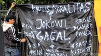 Puluhan mahasiswa yang tergabung dalam Poros Revolusi Mahasiswa Bandung (PRMB) melakukan unjukrasa di depan Gedung Sate, Kota Bandung pada Kamis (12/8/2021).
