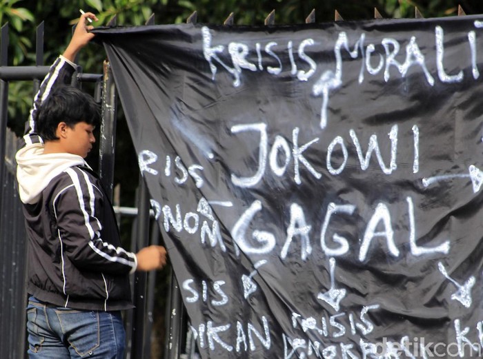 Puluhan mahasiswa yang tergabung dalam Poros Revolusi Mahasiswa Bandung (PRMB) melakukan unjukrasa di depan Gedung Sate.