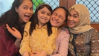 Ibu satu anak ini merayakannya bersama keluarga dengan seloyang kue berlapis cokelat yang tampak enak. Hadir di sana putri kesayangannya yang sama cantik dengannya. Foto: Instagram @marshanda99