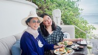 Bersama ibundanya, Marshanda juga tampak harmonis sambil menikmati sarapan di resort yang memiliki pemandangan indah. Foto: Instagram @marshanda99
